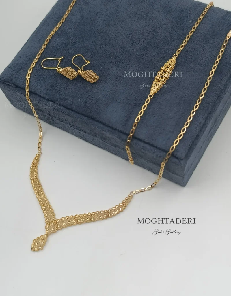 سرویس طلا زرد مدل ترمه با طراحی توری کلاسیک و سبک وزنی